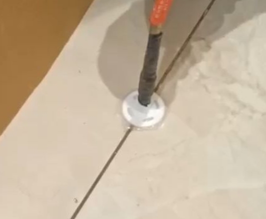 池州市瓷砖空鼓维修公司专业解答瓷砖在铺贴过程中，如果没有涂抹均匀到位的粘结材料（如水泥砂浆或瓷砖胶），可能会导致以下问题